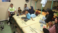 Para pemudik sepeda motor juga bisa menikmati seluruh fasilitas yang ada di Kapal Motor Dobonsolo yang diperbantukan untuk melayani arus mudik dan arus balik selama libur lebaran Idul FItri. KM Dobonsolo mengangkut 1.211 unit motor beserta pemudik motor Armada berkapasitas 1.300 penumpang ini direncanakan melayani tiga kali perjalanan penyeberangan di arus mudik dan arus balik nanti.