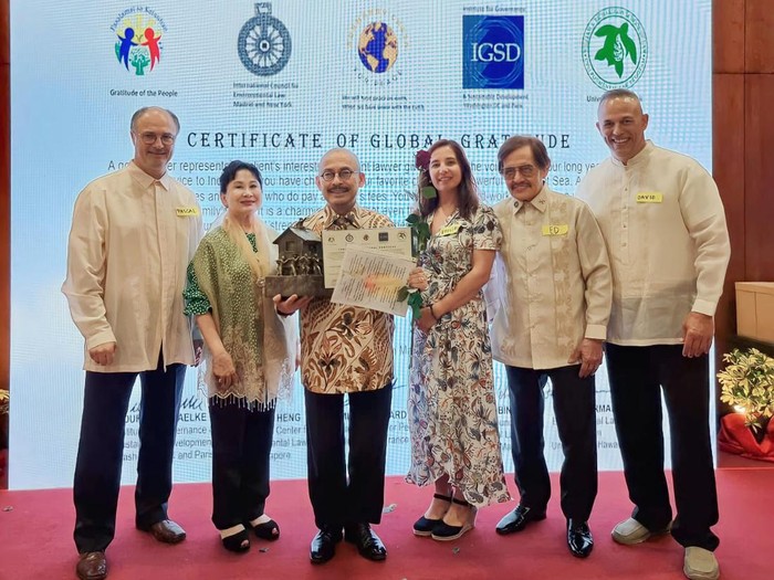 CEO Indonesia Ocean Justice Initiative (IOJI) Mas Achmad Santosa diganjar penghargaan oleh 5 organisasi internasional atas perjuangannya menyuarakan aspirasi nelayan.