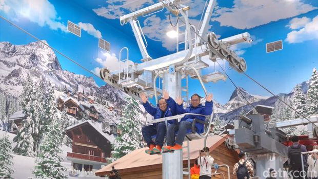Chairman CT Corp Chairul Tanjung dan Wali Kota Makassar Danny Pomanto di Snow World TSM Makassar.