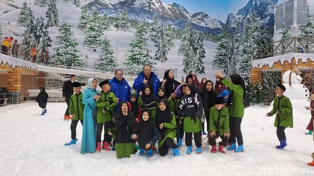 Chairman CT Corp Chairul Tanjung dan Wali Kota Makassar Danny Pomanto di Snow World TSM Makassar.