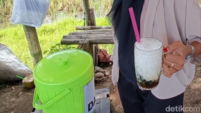 Karyawan Jhony, membuat es dawet ireng untuk pemudik yang beristirahat sejenak di jalan selatan Kemranjen-Sumpiuh, Kabupaten Banyumas, Kamis (20/4/2023).