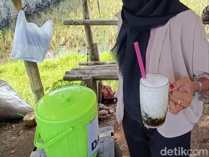 Meneguk Segarnya Es Dawet Ireng Banyumas
