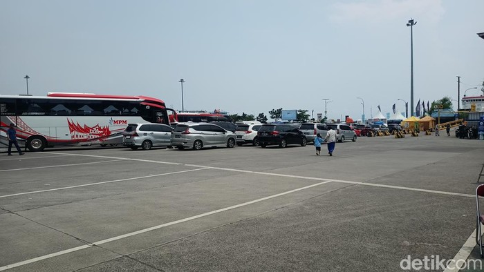Dua hari jelang Lebaran, situasi Pelabuhan Merak mulai sepi pemudik siang ini (Adrial Akbar/detikcom)