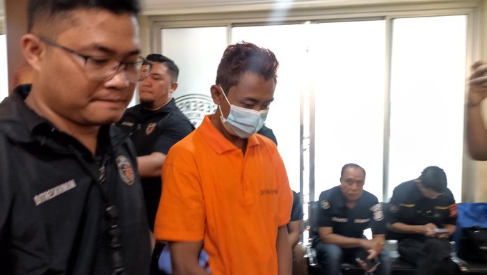 Duo ART inisial F (31) dan S (49) tega membunuh wanita pemilik Assirot Residence, Naima S Bachmid (61), di penginapannya di Jalan Assirot, Kebon Jeruk, Jakarta Barat, gara-gara sakit hati. Duo ART tersebut kesal dengan ucapan Naima Bachmid.