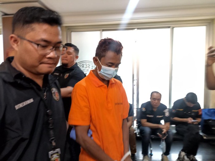 Duo ART inisial F (31) dan S (49) tega membunuh wanita pemilik Assirot Residence, Naima S Bachmid (61), di penginapannya di Jalan Assirot, Kebon Jeruk, Jakarta Barat, gara-gara sakit hati. Duo ART tersebut kesal dengan ucapan Naima Bachmid.