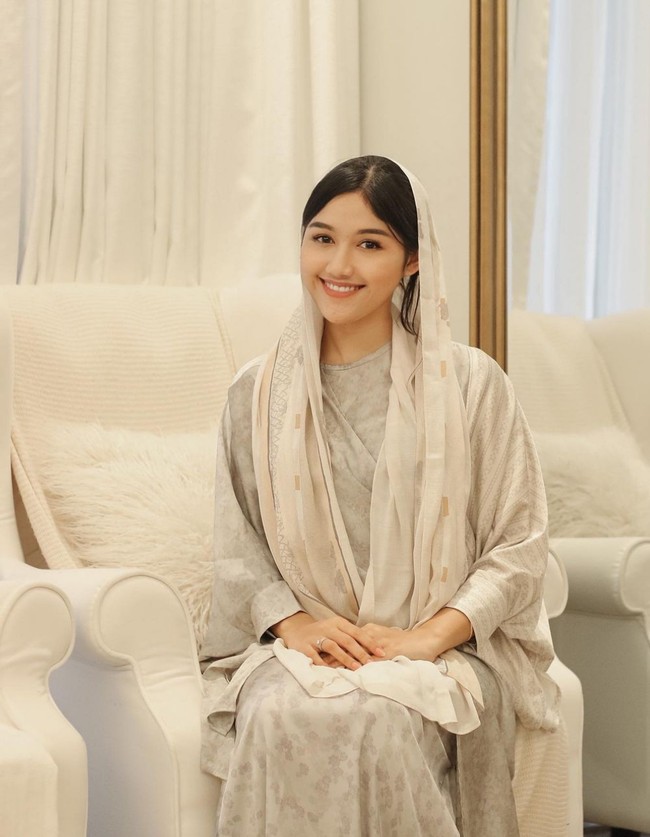 Istri Kaesang Pangarep ini melengkapi penampilan modest-nya dengan kerudung berwarna senada. Foto: Instagram/@erinagudono