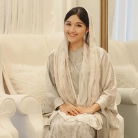 Istri Kaesang Pangarep ini melengkapi penampilan modest-nya dengan kerudung berwarna senada. Foto: Instagram/@erinagudono