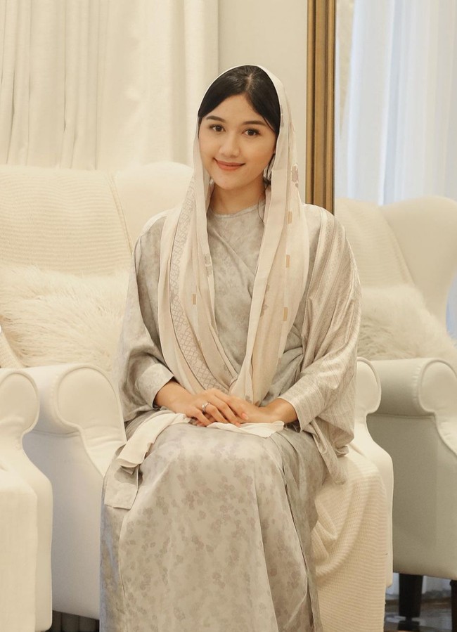 Finalis Puteri Indonesia 2022 ini tampak memulas wajahnya dengan makeup tipis dan lipstik bernuansa kecokelatan. Foto: Instagram/@erinagudono