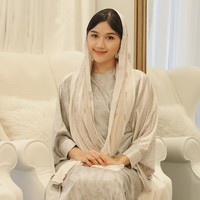 Finalis Puteri Indonesia 2022 ini tampak memulas wajahnya dengan makeup tipis dan lipstik bernuansa kecokelatan. Foto: Instagram/@erinagudono