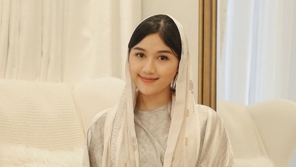 7 Potret Erina Gudono Tampil Berkerudung, Bisa Jadi Inspirasi Gaya Lebaran