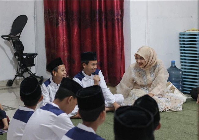 Wanita berusia 26 tahun ini kembali memakai jilbab saat melakukan kunjungan ke Asrama Yatim Mizan Amanah Tahfidz di Tebet Barat, Jakarta Selatan. Dia memadukan jilbab warna krem dengan gaun cantik berdetail bordir dan organza. Foto: Instagram/@erinagudono