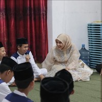 Wanita berusia 26 tahun ini kembali memakai jilbab saat melakukan kunjungan ke Asrama Yatim Mizan Amanah Tahfidz di Tebet Barat, Jakarta Selatan. Dia memadukan jilbab warna krem dengan gaun cantik berdetail bordir dan organza. Foto: Instagram/@erinagudono