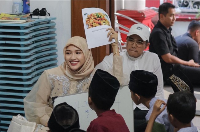 Acara bersama anak-anak yatim diisi dengan main bareng, pembacaan doa dan buka puasa. “Mbak.. cantik x pake jilbbny..rapi.. walopun blm brjilbb.. tp sesekali pake rapi sekali.. mantap,” komentar netizen memuji penampilannya. Foto: Instagram/@erinagudono