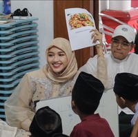 Acara bersama anak-anak yatim diisi dengan main bareng, pembacaan doa dan buka puasa. “Mbak.. cantik x pake jilbbny..rapi.. walopun blm brjilbb.. tp sesekali pake rapi sekali.. mantap,” komentar netizen memuji penampilannya. Foto: Instagram/@erinagudono