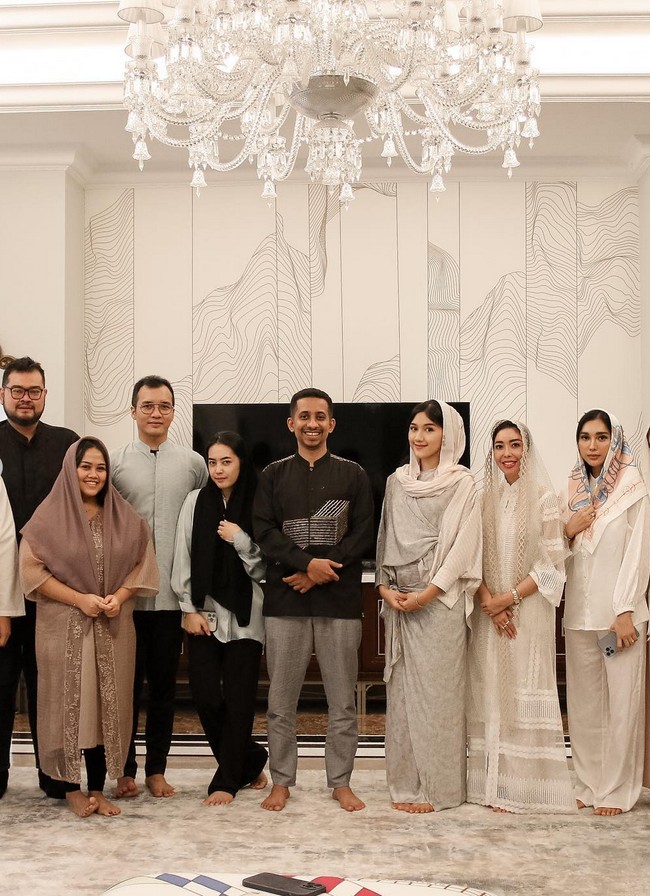 Erina Gudono mengenakan gamis warna abu-abu dengan motif abstrak saat mengikuti kajian dan tausiyah bersama Habib Ja’far.  Foto: Instagram/@erinagudono