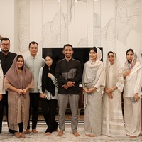 Erina Gudono mengenakan gamis warna abu-abu dengan motif abstrak saat mengikuti kajian dan tausiyah bersama Habib Ja’far.  Foto: Instagram/@erinagudono