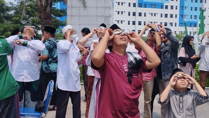 Gerhana matahari hibrida tahun ini bisa dilihat di 34 provinsi di Indonesia, salah satunya di Jakarta. Warga di Jakarta Barat antusias untuk melihat gerhana matahari.