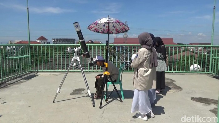 Pengamatan gerhana matahari dari Observatorium Pondok Pesantren Assalaam, di Kecamatan Kartasura, Kabupaten Sukoharjo, Kamis (20/4/2023).