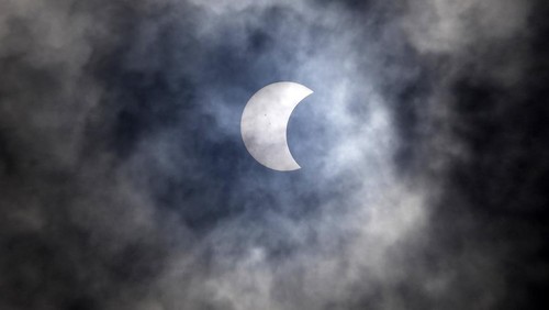 Fenomena Gerhana Matahari Hibrida (GHM) terjadi hari ini. Fenomena ini dapat disaksikan di sejumlah wilayah di Indonesia. Ini penampakannya.