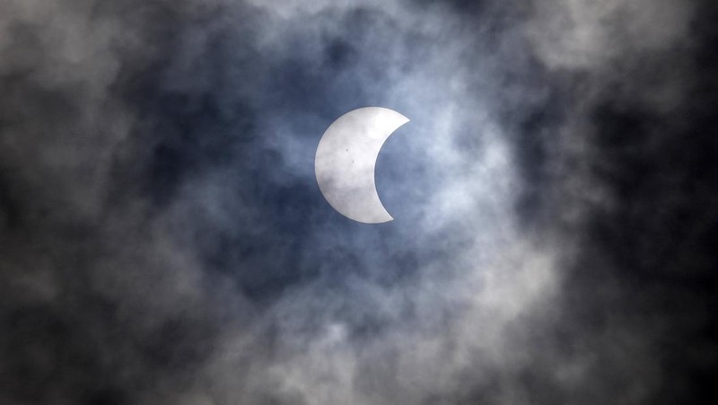 Fenomena Gerhana Matahari Hibrida (GHM) terjadi hari ini. Fenomena ini dapat disaksikan di sejumlah wilayah di Indonesia. Ini penampakannya.