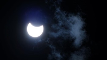 Gerhana matahari hibrida terlihat di langit Kendari, Sulawesi Tenggara. Gerhana matahari hibrida adalah gerhana matahari yang dalam jalurnya mengalami dua fase sekaligus, yaitu fase cincin dan fase total. Antara Foto/Jojon.