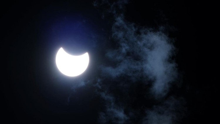 Gerhana matahari hibrida terlihat di langit Kendari, Sulawesi Tenggara, Kamis (20/4/2023). Gerhana matahari hibrida adalah gerhana matahari yang dalam jalurnya mengalami dua fase sekaligus, yaitu fase cincin dan fase total. ANTARA FOTO/Jojon/aww.