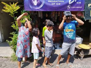 Penasaran, Warga Surabaya Amati Gerhana Matahari Hibrida dengan Kacamata Las