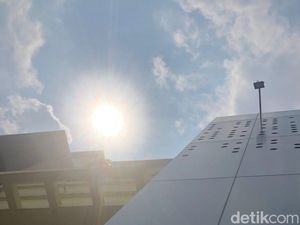 Sebagian Warga Surabaya Tak Berani Lihat Gerhana Matahari Hibrida: Takut!