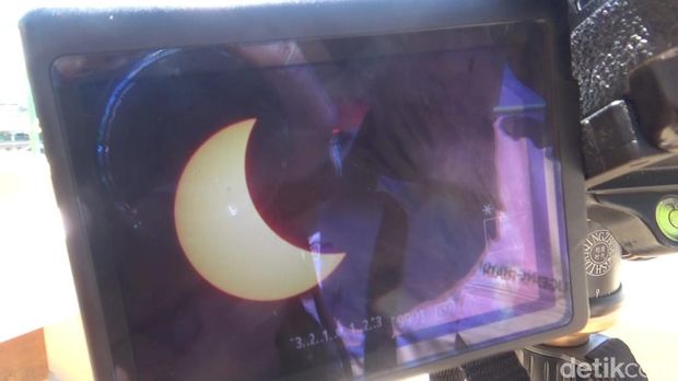 Pengamatan gerhana matahari dari Observatorium Pondok Pesantren Assalaam, di Kecamatan Kartasura, Kabupaten Sukoharjo, Kamis (20/4/2023).