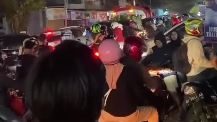 Jalan Poros Sungguminasa-Takalar di Limbung macet parah.