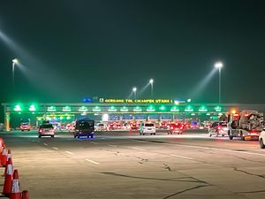 Tak Ada Antrean Kendaraan, Lalin di GT Cikampek Utama Lancar Malam Ini