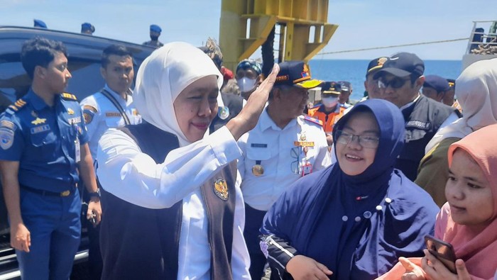 Gubernur Khofifah memberangkatkan mudik gratis dari Pelabuhan Jangkar ke Pulau Raas, Madura