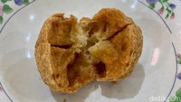 Kalau mau pelengkap, coba pesan bakso goreng seharga Rp 15 ribu ini. Dibuat dari ikan tenggiri dan udang, rasa gurihnya nagih!