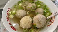 Slurpp! Kuah baksonya gurih ringan dan menyegarkan. Baksonya memiliki tekstur garing dan kenyal dengan komposisi daging yang lebih banyak.
