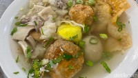 Seporsi bakso komplit dengan babat dibanderol Rp 50 ribu. Isinya ada bakso sapi, mie, babat, urat, dan aneka gorengan.   