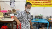 Area meracik bakso ada di depan, jadi pengunjung bisa mengintip prosesnya. Tersedia juga berbagai topping bakso.