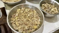 Topping favoritnya tentu saja babat. Jeroan sapi ini sudah dipotong kotak-kotak kecil sehingga mudah disantap.