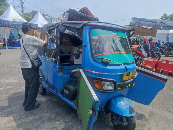 Hasanuddin mudik dari Jakut ke Kuningan pakai bajaj (Wildan/detikcom)