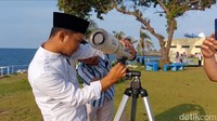 Dalam hal ini, pemerintah RI melalui Kementerian Agama (Kemenag) menggunakan gabungan antara metode hisab dan rukyat dengan mengacu pada kriteria MABIMS (Menteri Agama Brunei, Indonesia, Malaysia, dan Singapura) yang kemudian ditetapkan melalui sidang isbat. Eko Sudjarwo/detikJatim 