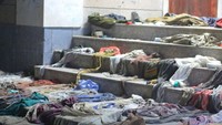 Korban tewas dan terluka telah dipindahkan ke rumah sakit terdekat dan mereka yang bertanggung jawab atas pendistribusian telah ditahan, kata Kementerian Dalam Negeri Huthi dalam sebuah pernyataan yang disiarkan oleh kantor berita pemberontak Saba. Houthi Media Office/Reuters 