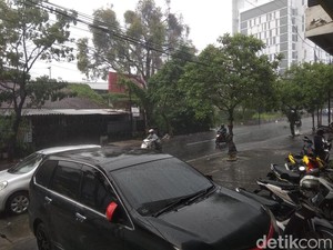 Hujan Deras Guyur Surabaya Usai Fenomena Gerhana Matahari Hibrida