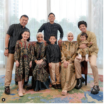 Ide Pose Foto Keluarga Lebaran