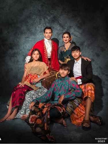 Ide Pose Foto Keluarga Lebaran