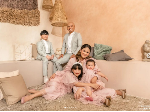 Ide Pose Foto Keluarga Lebaran