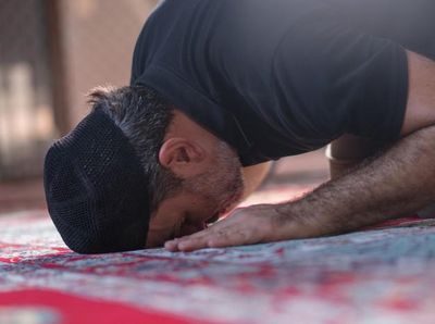 Bolehkah Memejamkan Mata saat Salat? Ini Hukumnya