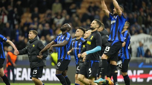 Inter Milans players celebrate at the end of the Champions League quarterfinal second leg soccer match between Inter Milan and Benfica at the San Siro stadium in Milan, Italy, Wednesday, April 19, 2023. Inter Milan won 5-3 on aggregate. (AP Photo/Luca Bruno)