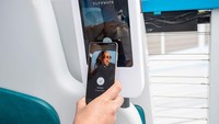 Seorang pekerja mendemonstrasikan perjalanan simulasi dalam prototipe kendaraan otonom Glydcar di fasilitas pengujian Glydways di Concord, California, AS. Sistem, yang dikenal sebagai personal rapid transit, atau PRT, akan menampilkan pod listrik ramping empat orang yang mengangkut penumpang antara bandara.