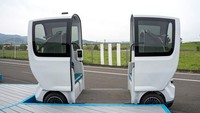 Pintu terbuka pada prototipe kendaraan otonom Glydcar di fasilitas pengujian Glydways. 