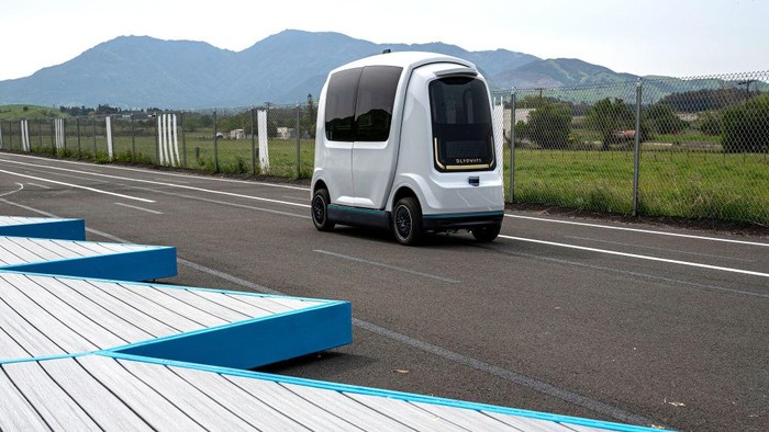Intip Robocar Pengangkut Calon Penumpang ke Bandara di AS A prototype Glydcar autonomous vehicle at Glydways' testing facility in Concord, California, US, on Monday, April 17, 2023. The city of San Jose, California, granted initial authorization for a plan to develop a network of autonomous cars between San Jose Mineta International Airport and the city's central Diridon Station using Glydways Inc. autonomous vehicles. Photographer: David Paul Morris/Bloomberg via Getty Images