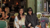 Bersama Ibundanya, Isyana Sarasvati senang melancong ke luar negeri. Keduanya menyempatkan diri menikmati segelas cokelat hangat saat berada di Eropa. Foto: Instagram/isyanasarasvati